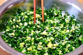 调韭菜饺子馅，10人做9人错，大厨教你正确做法，韭菜翠绿鲜香视频封面