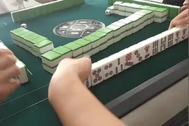 麻将：小萌新打牌太搞笑，自摸了还没反应过来，这表情视频封面