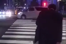 中国游客感叹日本人压力有多大？每天有穿着西装的人醉倒在路边！视频封面