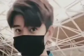 任嘉伦走机场。
都在这了，快来围观吧视频封面