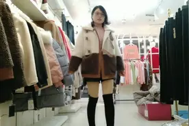 试穿几件皮毛一体，这样搭配出来，时尚又减龄视频封面
