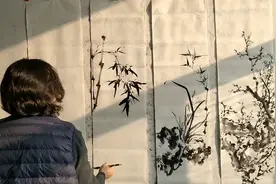 四条屏梅兰竹菊正在创作中，这场面画的过瘾看的更过瘾视频封面