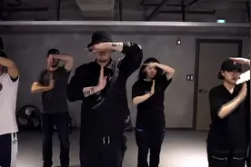 埃及手大神那个手势比较可爱呢，适合小哥哥向女朋友表达爱意哟。视频封面
