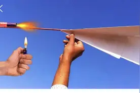 在纸飞机前，绑一根窜天猴，点燃后会发生什么，网友：太有趣了视频封面