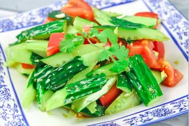 大厨教你“西红柿拌青瓜”的秘诀，清脆爽口，特别入味，简单易懂