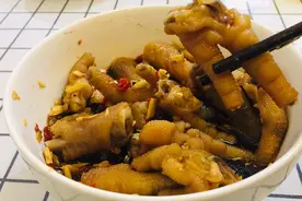 自制酱油泡鸡爪，又辣又脆！吃到根本停不下来！视频封面