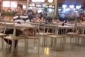 国外小哥在餐厅孤零零的给自己唱生日歌，最后结局感人视频封面