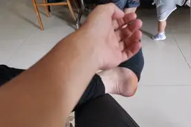 小伙在工地扎钉子，去卫生室打破伤风，皮试不过敏一个小时才打上视频封面