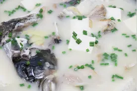 鱼头豆腐汤这样做浓白没腥味，记住2个技巧，很多人第一步就错了视频封面