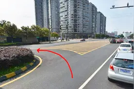 汽车为什么只有在过了斑马线才能掉头？视频封面