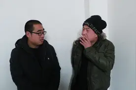 小伙楼道偷偷抽烟，还称当着老婆的面也敢，也是厉害了视频封面