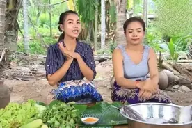 泰国俩美女野外美味炸鱼，吃的真过瘾，让人看的流口水！视频封面