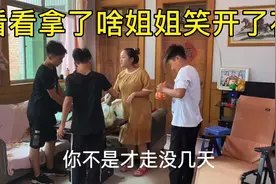 三胞胎拿着好吃的来看姐姐，每个人拿着不一样的东西，姐姐乐坏了视频封面
