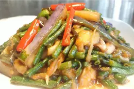饭店厨师教你豆角炒茄子的家常做法，步骤清晰详细，非常的下饭视频封面