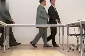 小姑娘到公司开董事会，被领导叫去买咖啡，结果姑娘是新任董事长视频封面