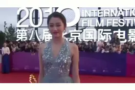 鞠婧祎和关晓彤同穿红裙，网友：终于知道腿长腿细谁更重要视频封面