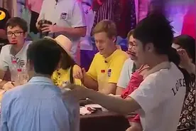 哥哥抱彤彤见爸爸，张丹峰竟然可以喜极而泣视频封面