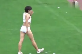 日本大学生运动会女子跳高比赛，一生白色运动服的妹子成功过杆视频封面