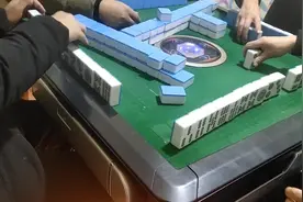 四川麻将继续，抱膀子的人真的是脑壳痛，可能比打麻将的人还累