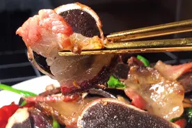 云南人教您野生菌的烹饪方法，灰包菌炒腊肉、营养又美味。