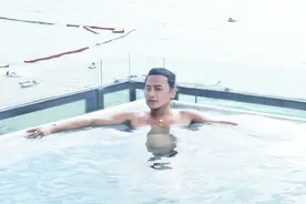 陈志朋又晒9宫格照片，被评撞脸张国荣，美黑却被称像非洲土著？视频封面