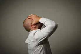 睡觉时突然抽动，瞬间惊醒？逃不开4大因素，“对症下药”是关键视频封面