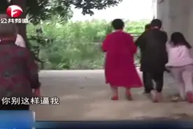 丈夫要走，妻子下跪哭着求他回家，丈夫大吼，跟你结婚我瞎了眼视频封面