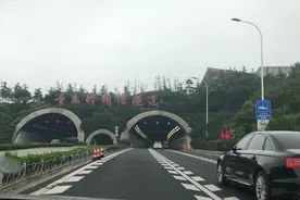 实拍海平面下80多米处的青岛胶州湾海底隧道，全长约7公里