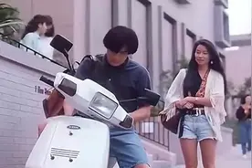 小伙用摩托送美女，美女把自己跑车开出来，小伙尴尬了！视频封面