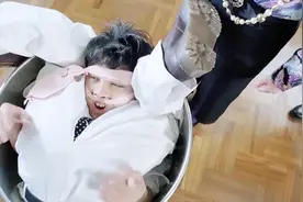 这是我见过最惨的哥哥，打不过妹妹，还被妹妹团成一团视频封面