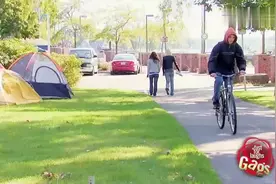 国外爆笑街头恶搞：骑车路人被算计，刮掉野营夫妻的帐篷视频封面