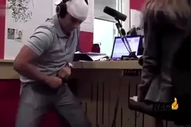 吉尼斯挑战世界纪录30秒拉拉链204次，厉害！视频封面