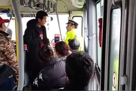 泾阳县公安局交通警察大队长曹立群顶风冒雪检查车辆确保春运安全视频封面