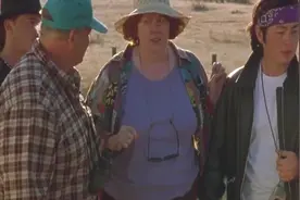 男子在沙漠扮怪物吓游客，谁知怪物竟真的出现，众人被吓到崩溃！视频封面