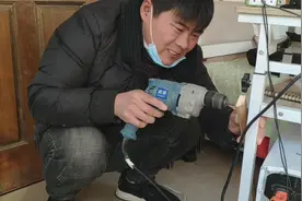 网购的电脑桌晃动太厉害，大华用两个木棍加固，太有才了😄视频封面