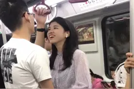 女生捏男生手臂是想传达什么意思呢？视频封面