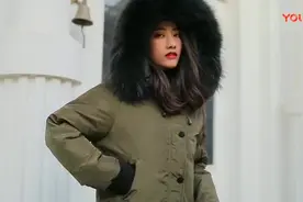 绿色毛领棉衣搭配黑色小脚裤，帅气又洒脱，穿出了个性女生的感觉视频封面