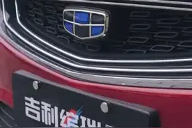 女朋友坐副驾驶的姿势代表不同的心情，你女朋友是不是这样？视频封面