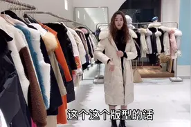 黑色修身羽绒服搭配米色蕾丝连衣裙，时尚显瘦有气质！视频封面