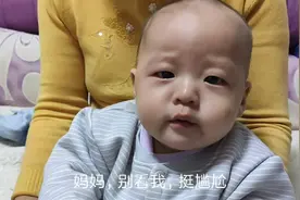 宝宝拉臭臭太搞笑，吃奶得劲儿都使出来了，看不下去了视频封面