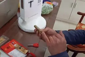 A级防盗门锁芯内端插一把钥匙，既然可以防锡纸与技术开启！视频封面
