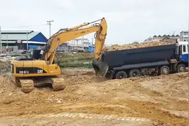 大货车拉的太满了陷进了土里，挖掘机开始也表示无能为力视频封面