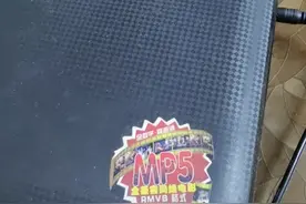 小伙子在家找出了几十年前的老古董。