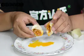 湖南小伙第一次吃海鸭蛋，冒出来的蛋油把小伙惊呆了，原来是真的视频封面