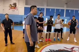 李楠正式亮相江苏男篮，与主教练与队员交流，将全力帮助江苏男篮视频封面