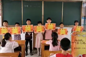 农村小学7月放暑假，语文数学75分，成绩差还被评为“学习标兵”视频封面