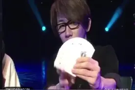 刘谦将扑克牌射入未开封的矿泉水瓶，怎么做到的，太神奇了视频封面
