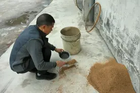房顶漏水，半桶水师傅用水泥混砂来补漏，这样能行吗？视频封面