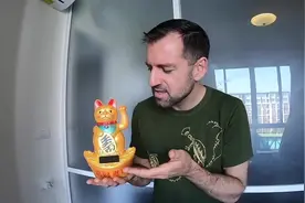 可爱的英语老师买中国的招财猫来求好运，听听标准的英语口语发音视频封面