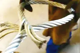 如何给粗钢丝绳打了一个结，车间师傅齐心合力，用这个方法完成了视频封面